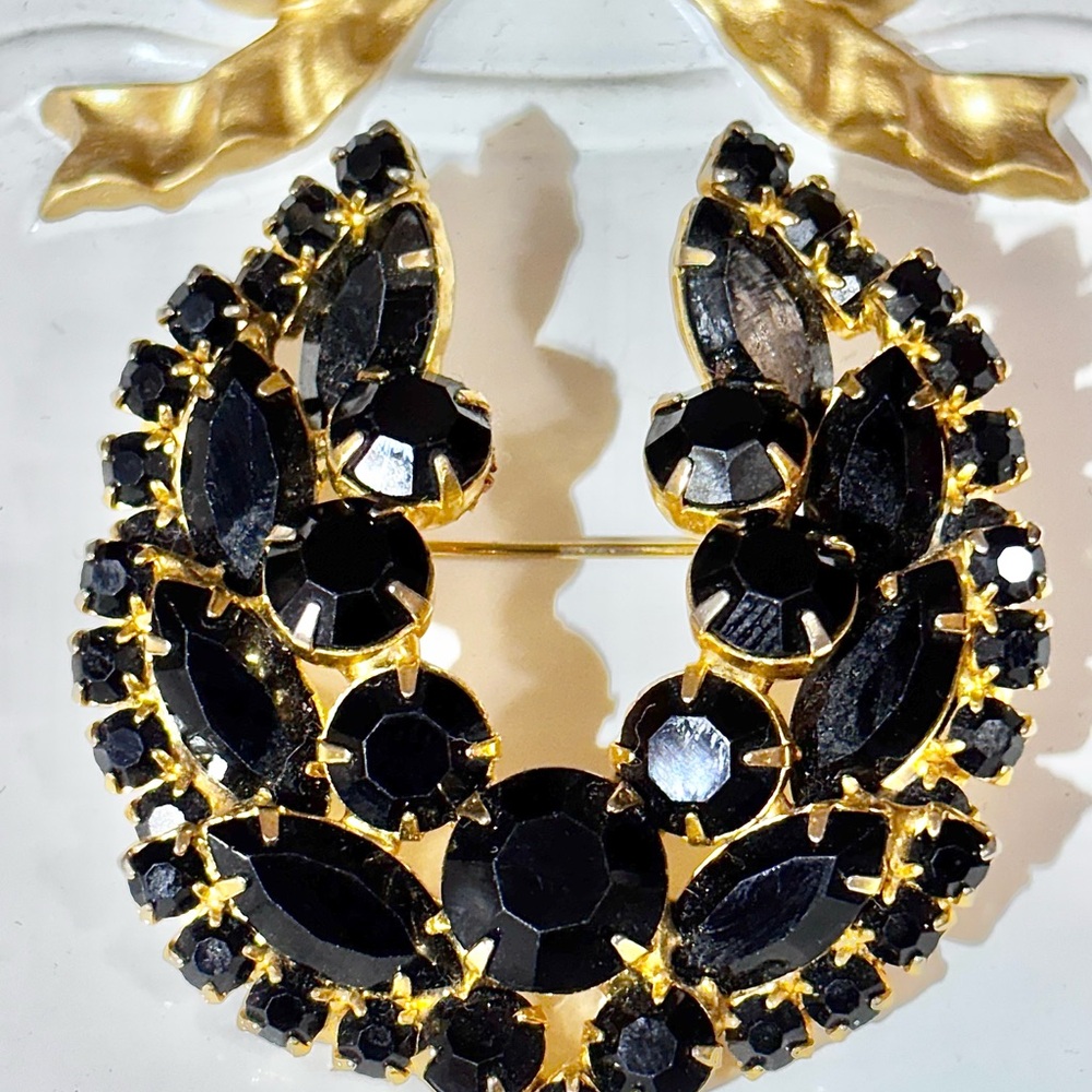 Verified Juliana - Elegant Black and Gold Women's Prong set Brooch